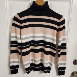 ❤️2 for $25❤️  Pre- loved Light Turtle Neck Sweater/blouse